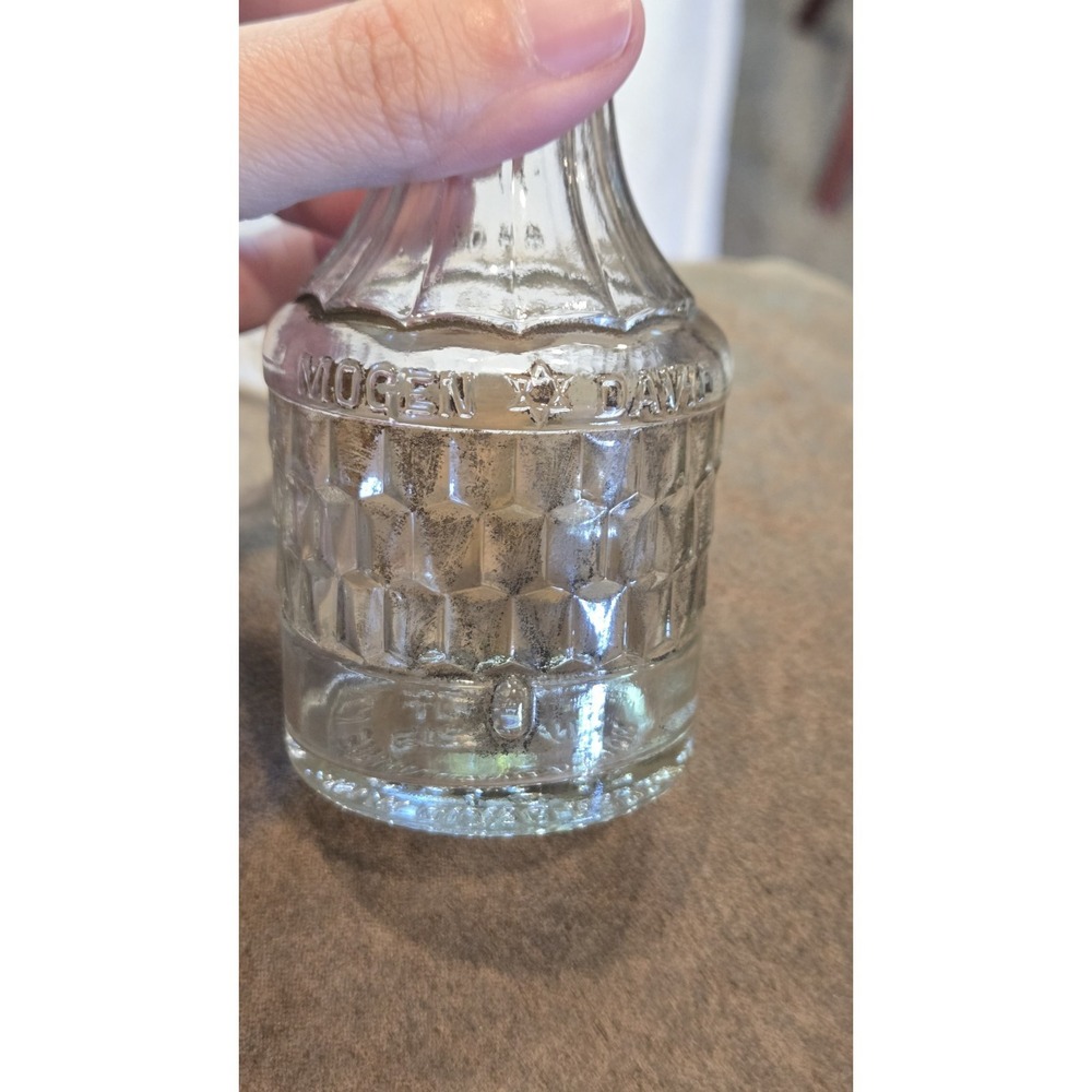 Vintage Mogen David‎ Wine Bottle Judaica Oddity Curiosity Cabinet Star Glass 4oz
